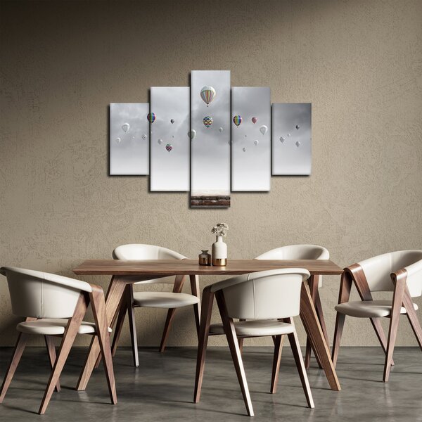 Kép - léggömbök egy téglafal felett (150x105 cm)