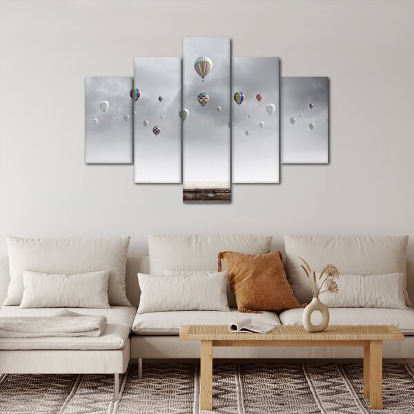 Kép - léggömbök egy téglafal felett (150x105 cm)