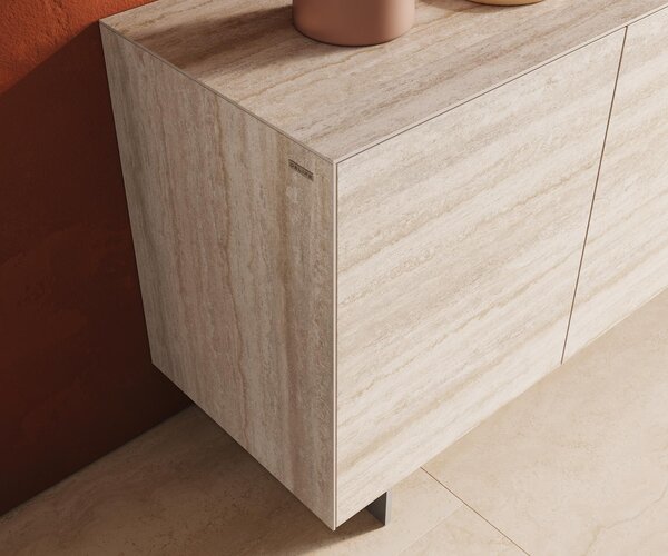 DELIFE Komód Cuor 150 cm kerámia Laminam® Travertino Bianco krémfehér 3 ajtós lebegő láb rozsdamentes acél