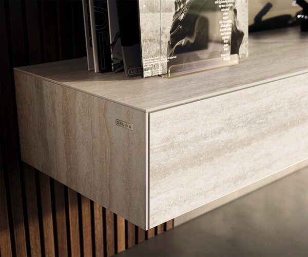 DELIFE TV szekrény Cuor 150 cm kerámia Laminam® Travertino Bianco krémfehér 1 billenő ajtó 1 fiókos lebegő