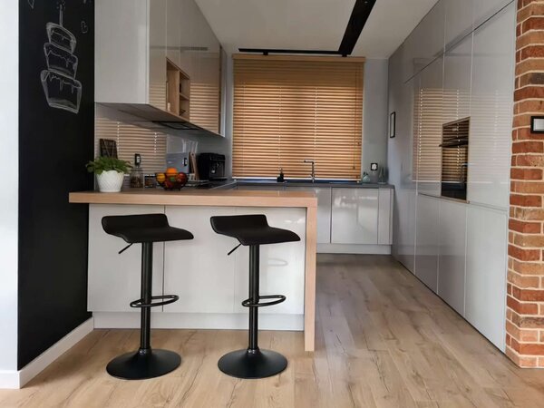 ModernHOME matt Bárszék lábtámasszal és magasságállítással - fekete