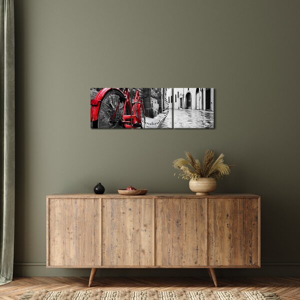 Egy vörös kerék képe egy macskaköves utcán (órával) (90x30 cm)