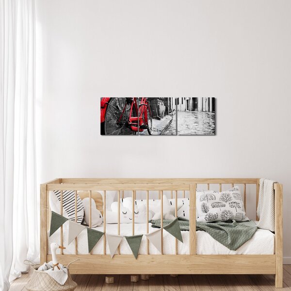 Egy vörös kerék képe egy macskaköves utcán (órával) (90x30 cm)