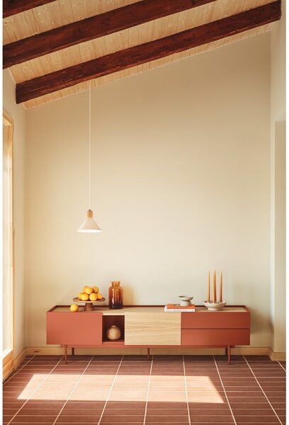 Téglavörös-natúr színű TV-állvány tölgyfa dekorral 180x45 cm Otto – Teulat