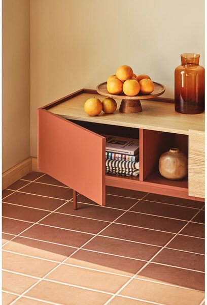 Téglavörös-natúr színű TV-állvány tölgyfa dekorral 180x45 cm Otto – Teulat