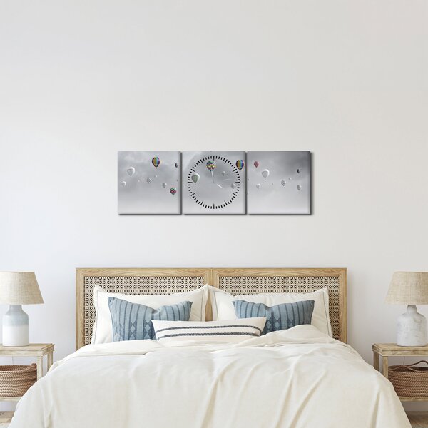 Kép - léggömbök egy téglafal felett (órával) (90x30 cm)