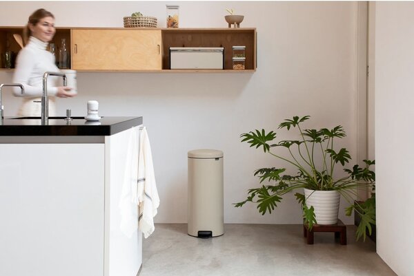 Bézs acél pedálos szemetes 30 l NewIcon – Brabantia