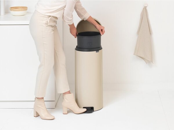 Bézs acél pedálos szemetes 30 l NewIcon – Brabantia