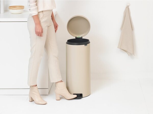 Bézs acél pedálos szemetes 30 l NewIcon – Brabantia