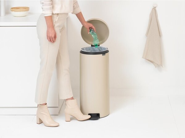 Bézs acél pedálos szemetes 30 l NewIcon – Brabantia