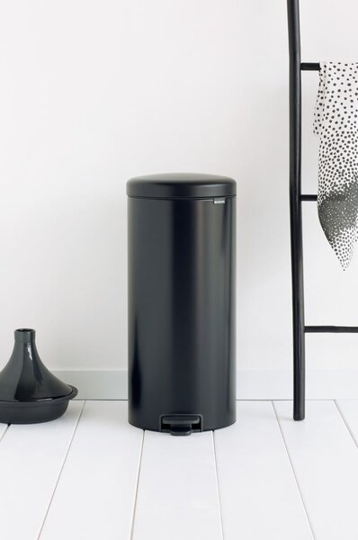 Matt fekete acél pedálos szemetes 30 l NewIcon – Brabantia