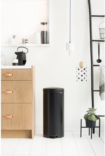 Matt fekete acél pedálos szemetes 30 l NewIcon – Brabantia
