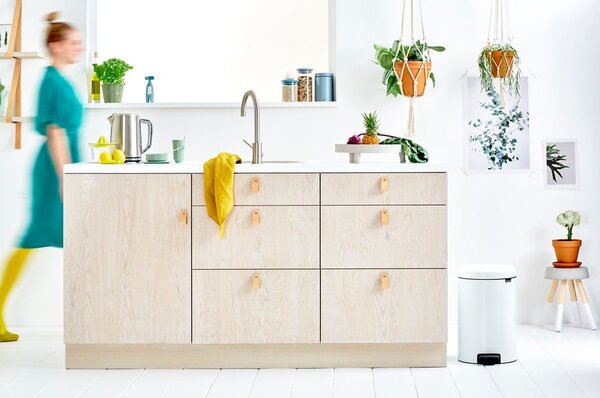 Fehér acél pedálos szemetes 20 l NewIcon – Brabantia