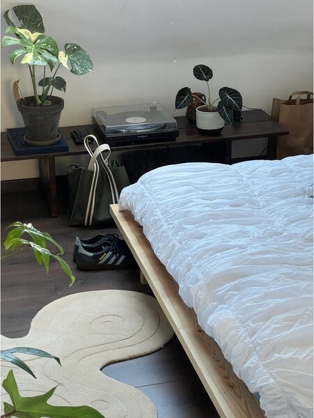 Borovi fenyő franciaágy ágyráccsal 180x200 cm Japan – Karup Design