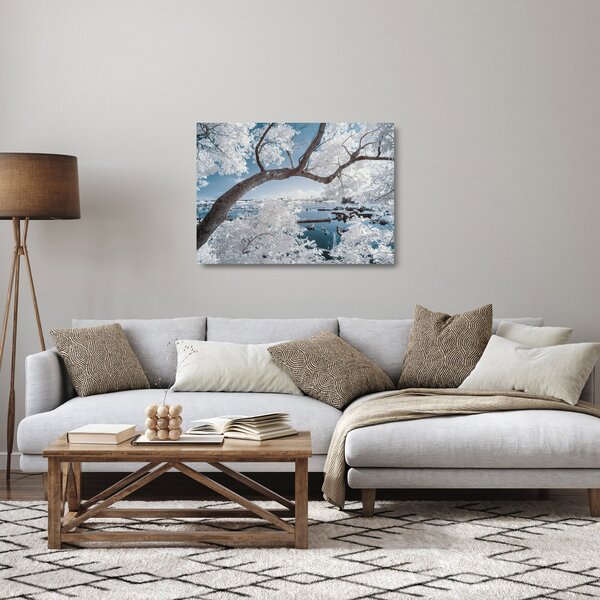 A víz mellett egy havas fa képe (üvegen) (70x50 cm)