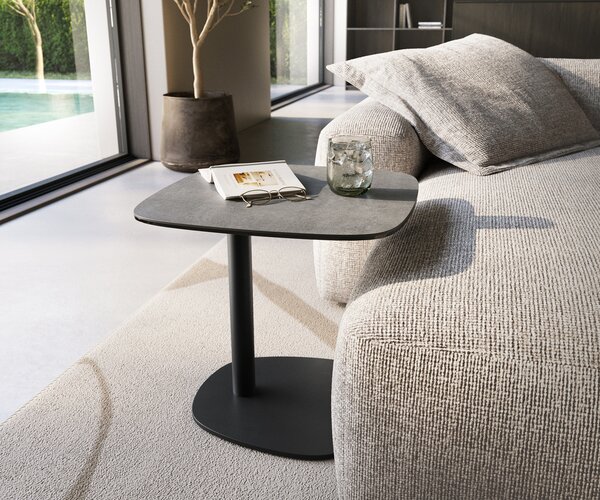 DELIFE Dohányzóasztal Edge hajóformájú 50x50 cm kerámia beton szürke eleny fém fekete