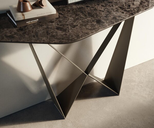 DELIFE Konzolasztal Edge poligonális 140x50 cm kerámia emperador extra lucido sötétbarna Spios fém effektfinish titán