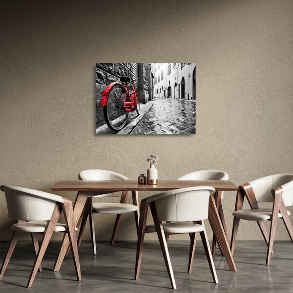 Egy vörös kerék képe egy macskaköves utcán (üvegen) (70x50 cm)
