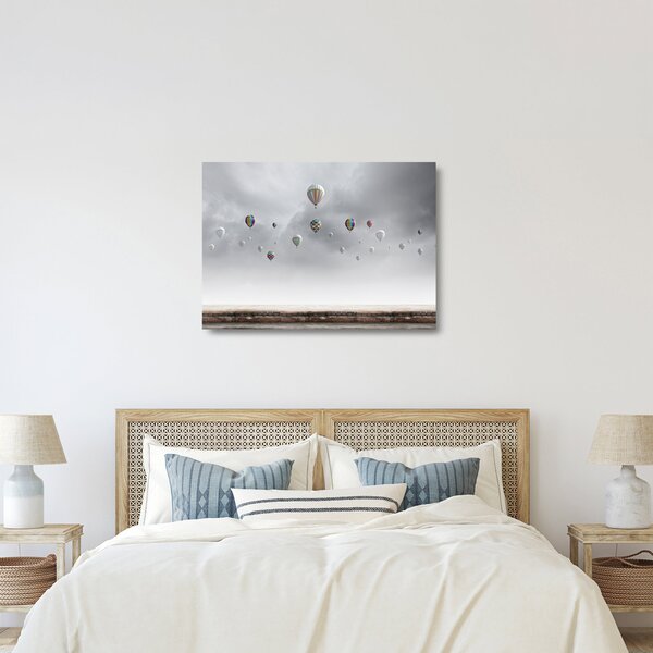 Kép - léggömbök egy téglafal felett (üvegen) (70x50 cm)