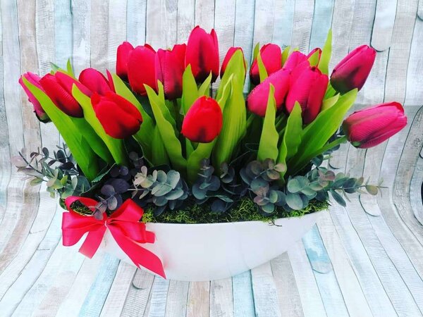 Piros tulipános asztali dísz