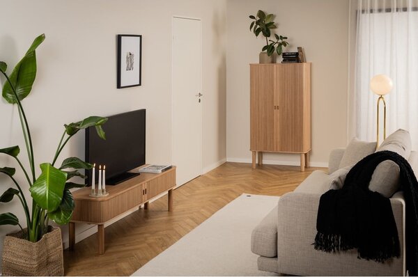 Natúr színű TV-állvány tölgyfa dekorral 140x45 cm Langley – Actona
