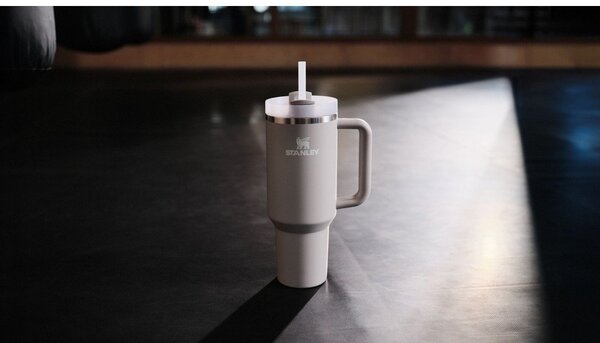 Világosszürke rozsdamentes acél termosz szívószállal 890 ml Quencher H2.O FlowState™ Tumbler Ash – Stanley