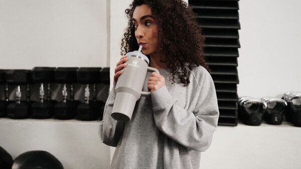 Világosszürke rozsdamentes acél termosz szívószállal 890 ml Quencher H2.O FlowState™ Tumbler Ash – Stanley