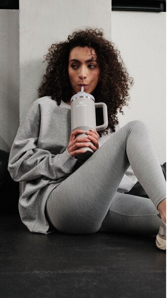Világosszürke rozsdamentes acél termosz szívószállal 890 ml Quencher H2.O FlowState™ Tumbler Ash – Stanley