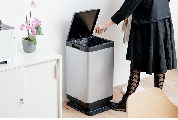 Ezüstszínű műanyag pedálos szemetes 80 l Tokyo – DEA HOME