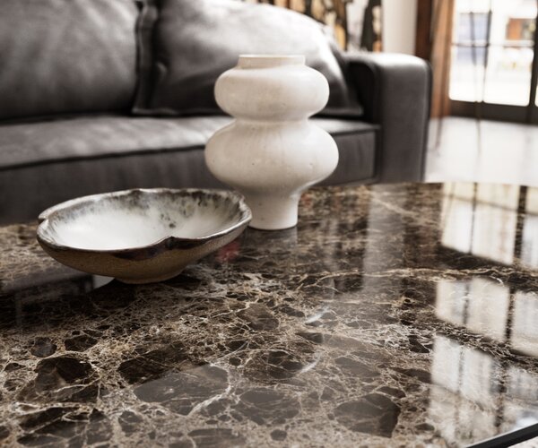 DELIFE Dohányzóasztal Edge organikus 140x76 cm Laminam® Emperador kerámia extra polírozott sötétbarna Sarity rozsdamentes acél szálcsiszolt