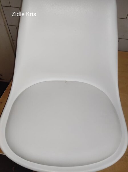 AKCIÓ Fehér szék tölgyfa lábakkal KRIS II. osztály