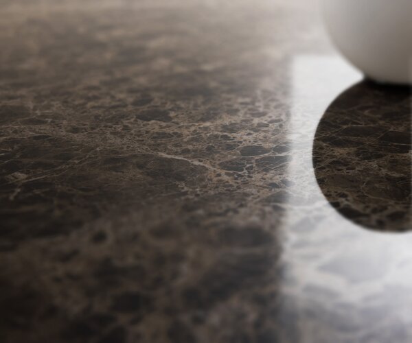 DELIFE Dohányzóasztal Edge ovális 140x80 cm kerámia Laminam® Emperador Extra Lucidato sötétbarna Sarity fém fekete