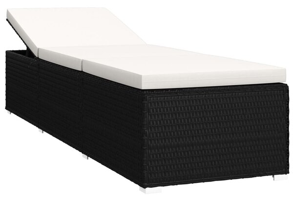 Krémfehér polyrattan napozóágy párnával és teázóasztallal