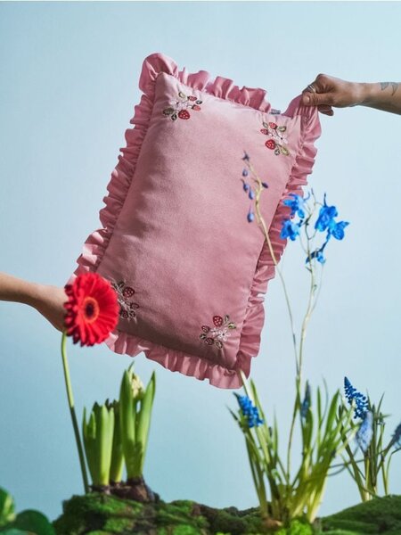 Sinsay - Díszpárna virágos hímzéssel és fodrokkal - pasztellpink