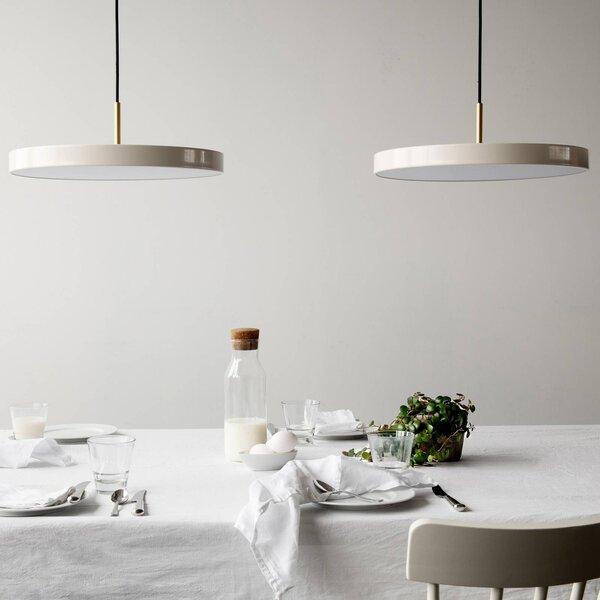 UMAGE LED lógó lámpa Asteria Medium gyöngyház/sárgaréz Ø 43 cm, dimmelhető, Krém / borostyánsárga, Nappali / Étkező, Alumínium, Dizájn