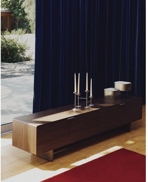Sötétbarna TV-állvány diófa dekorral 200x46x40 cm Norlen – Kave Home