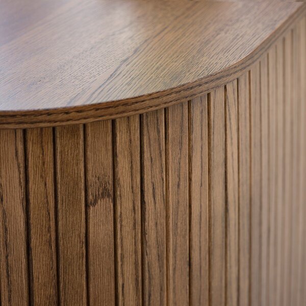 Barna alacsony komód tolóajtóval, tölgyfa dekorral 140x76 cm Nola – Unique Furniture