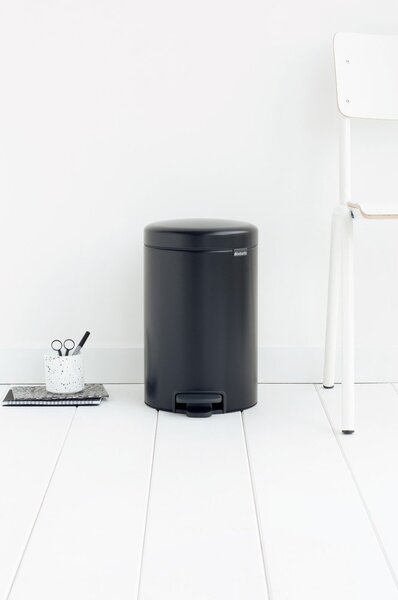 Matt fekete acél pedálos szemetes 12 l NewIcon – Brabantia