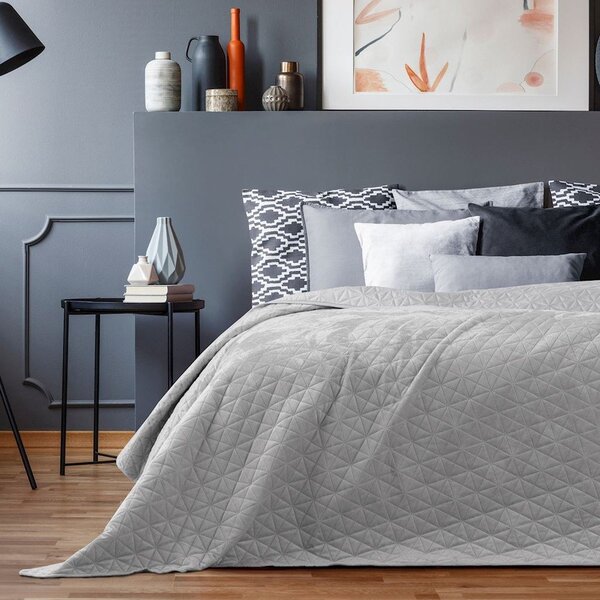 Világosszürke bársony steppelt ágytakaró 170x210 cm Laila – AmeliaHome