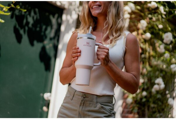 Világos rózsaszín rozsdamentes acél termosz szívószállal 1,18 l Quencher H2.0 FlowState Tumbler Rose Quartz – Stanley