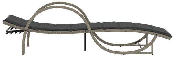 2 db világosszürke polyrattan napozóágy asztallal