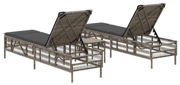 2 db szürke polyrattan napozóágy asztallal