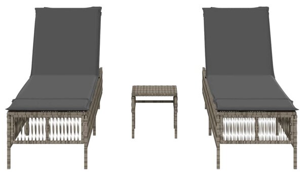 2 db szürke polyrattan napozóágy asztallal