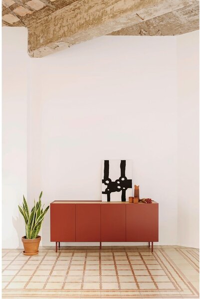 Piros alacsony komód tölgyfa dekorral 165x78 cm Arista – Teulat