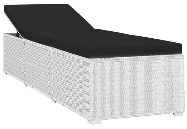 Fehér polyrattan napozóágy párnával és teázóasztallal