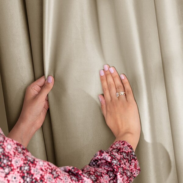 Barna-bézs bársony dimout (részleges sötétítő) függöny 140x245 cm Pleat – Restilo