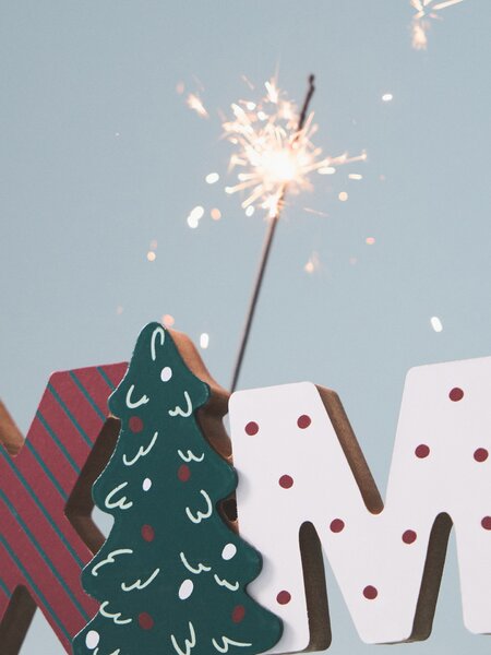 Sinsay - Xmas felirat alakú álló karácsonyi dekoráció karácsonyfa-motívummal - többszínű