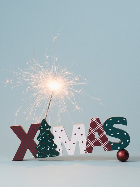 Sinsay - Xmas felirat alakú álló karácsonyi dekoráció karácsonyfa-motívummal - többszínű