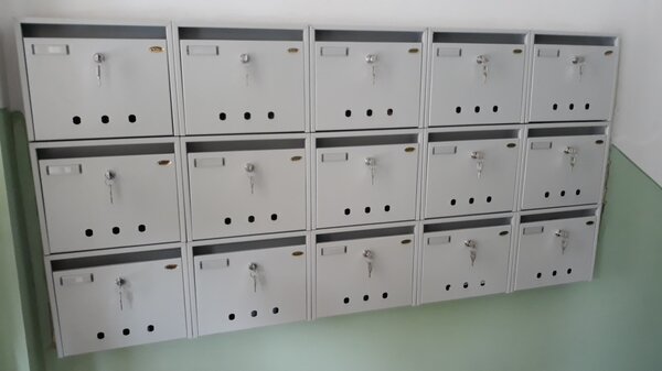 Trezor Postaláda Beltéri antracit szürke
