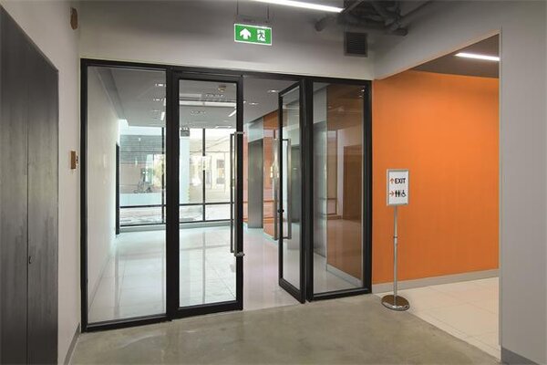 Posztertábla, állványos, A4, alumínium keret, DURABLE (DB479823)